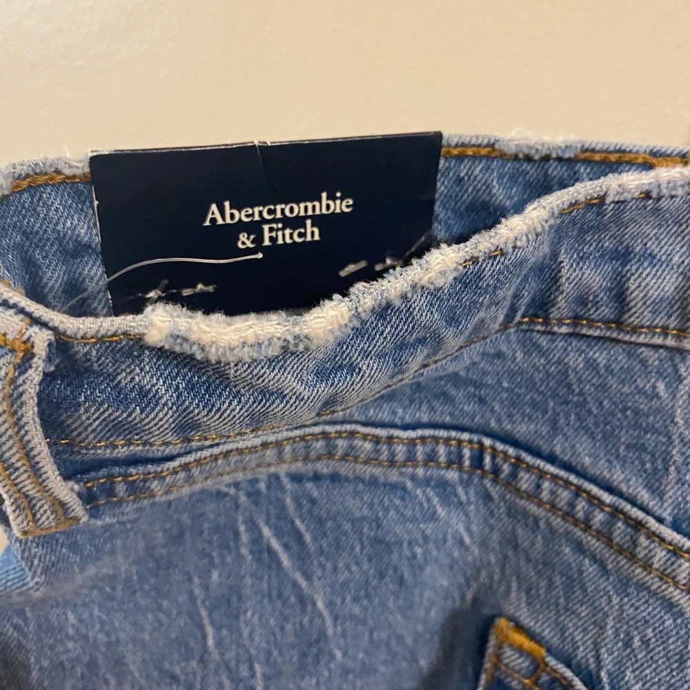 New NWT Abercrombie & Fitch High Rise The‎ Mom Short Curve Love 37 24